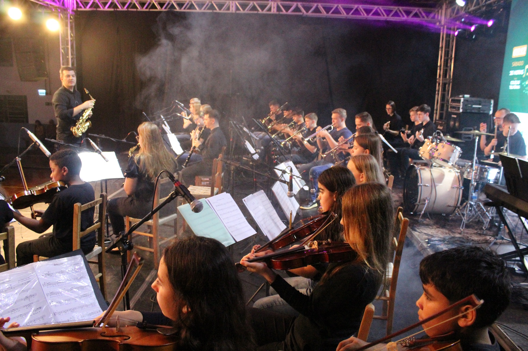 Orquestra Henrique Uebel promove espetáculo sertanejo nesta sexta-feira