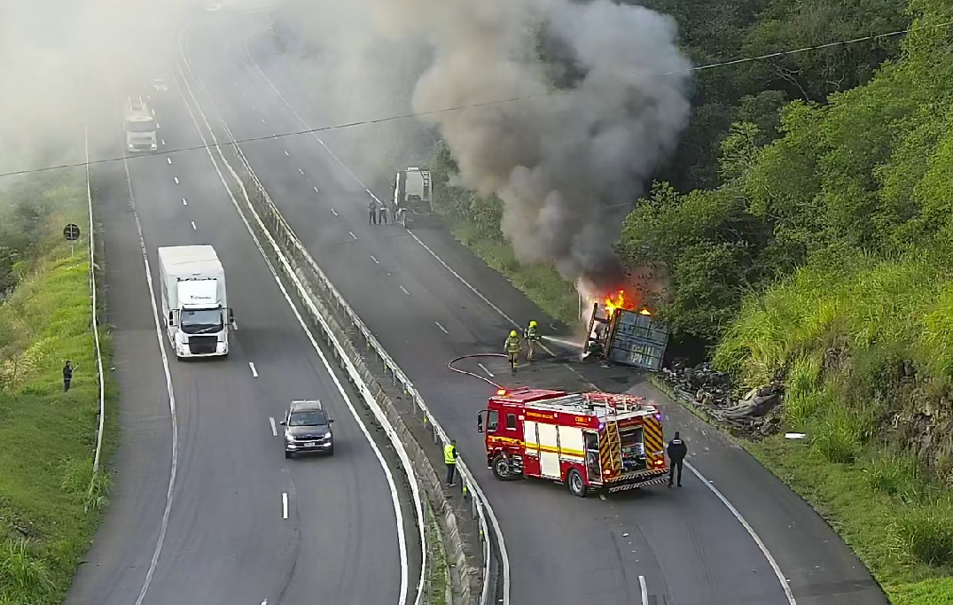 Semi- reboque pega fogo na BR-386 e bloqueia pista em Marques de Souza