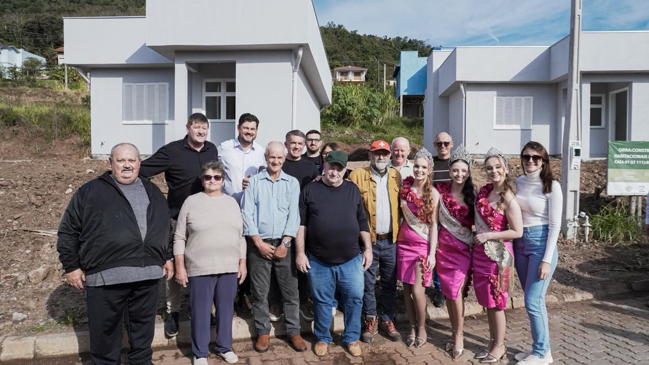 Cinco famílias recebem as primeiras casas definitivas após enchente em Colinas