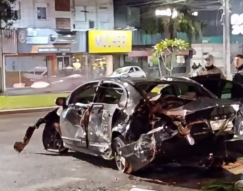 Motorista perde controle, derruba semáforo e invade estabelecimento em Lajeado