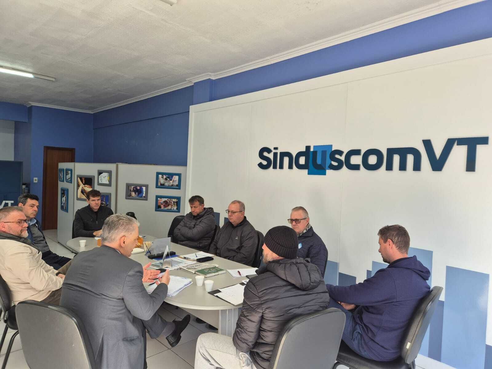 Sinduscom VT firma convenção coletiva e define reajuste salarial para trabalhadores da região