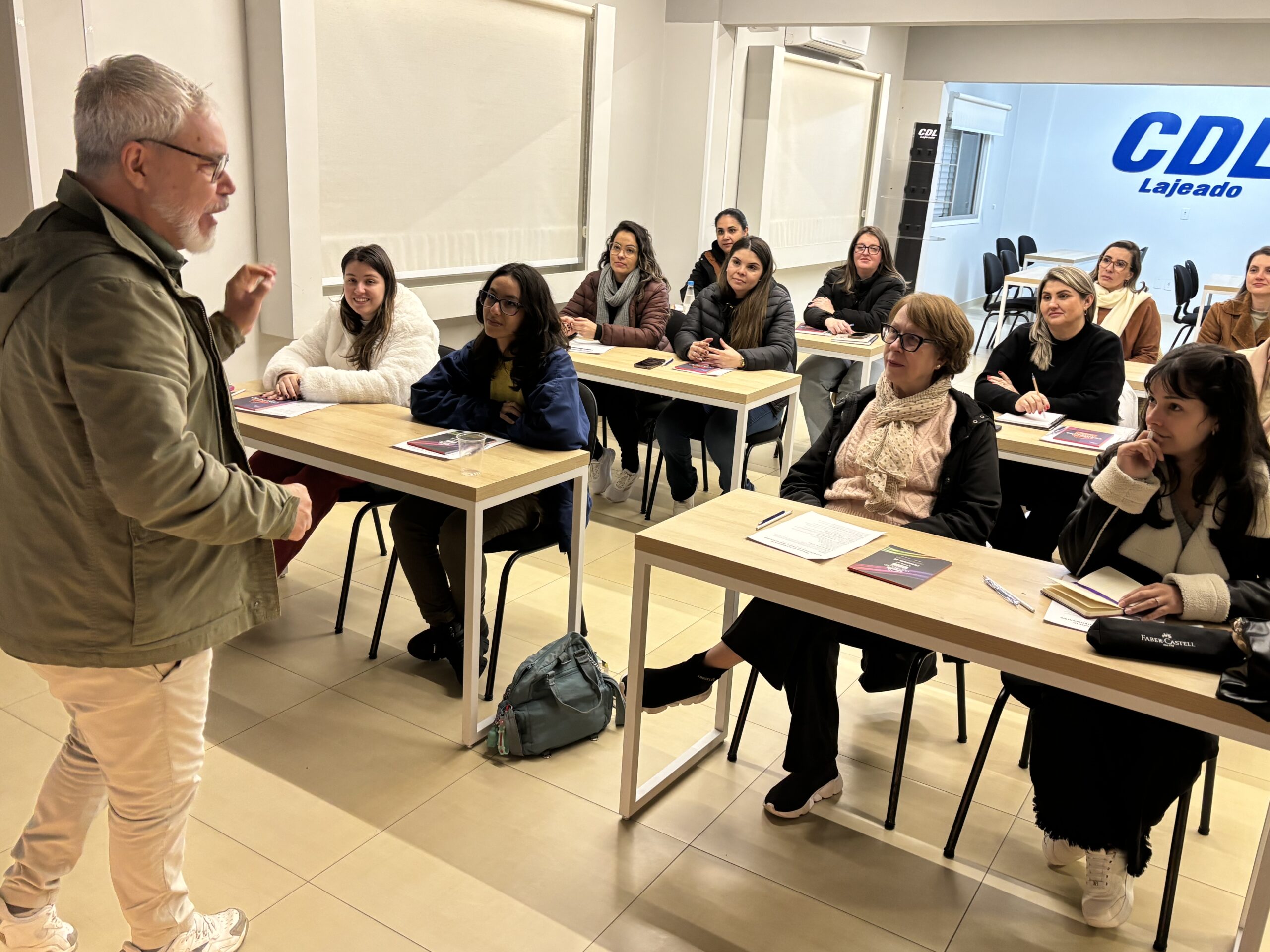 Curso da CDL Lajeado aborda estratégias para transformar experiência no ponto de venda
