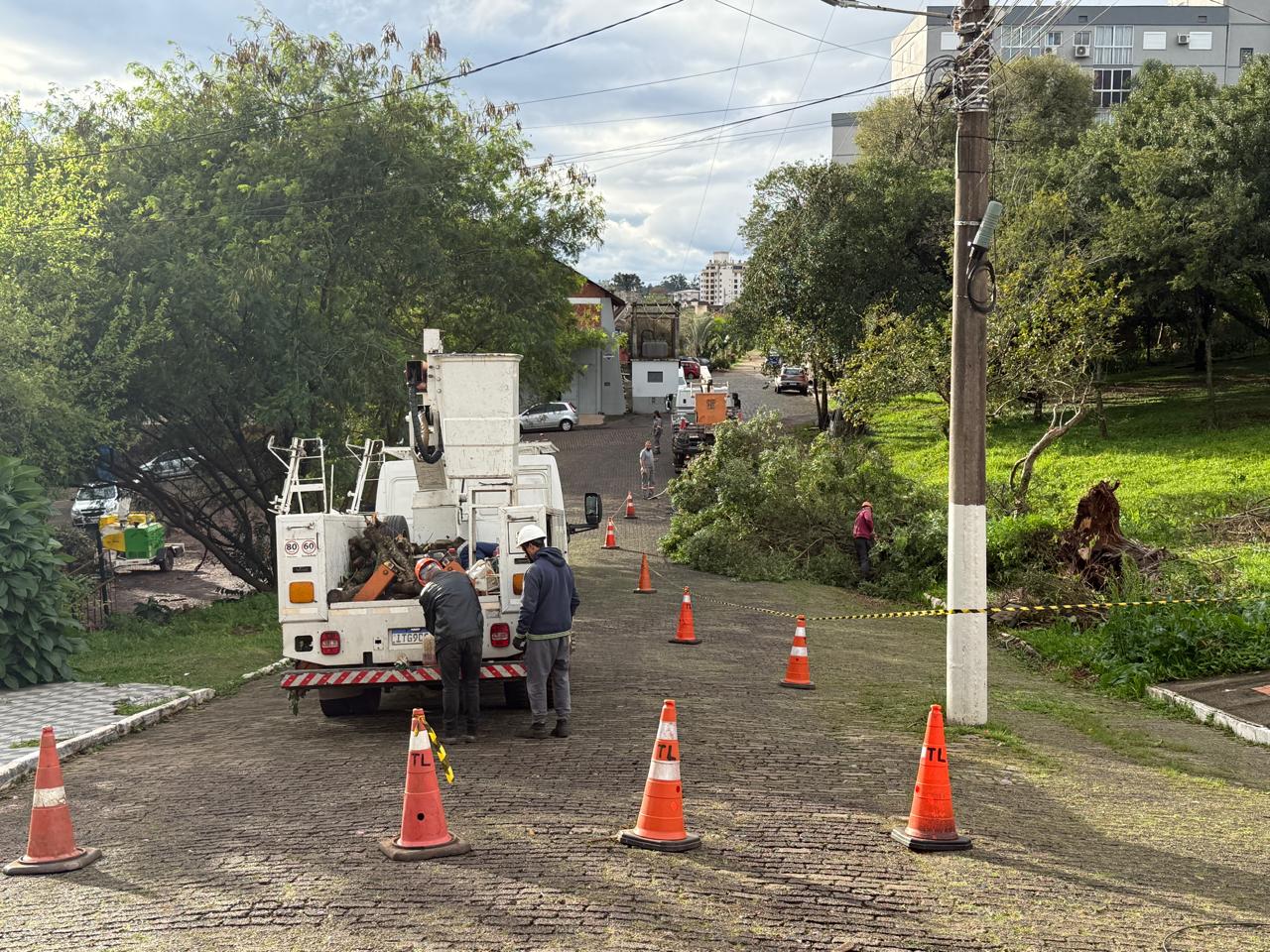 Vendaval deixa rastro de destruição no Vale do Taquari: destelhamentos, árvores caídas e falta de energia mobilizam equipes de emergência