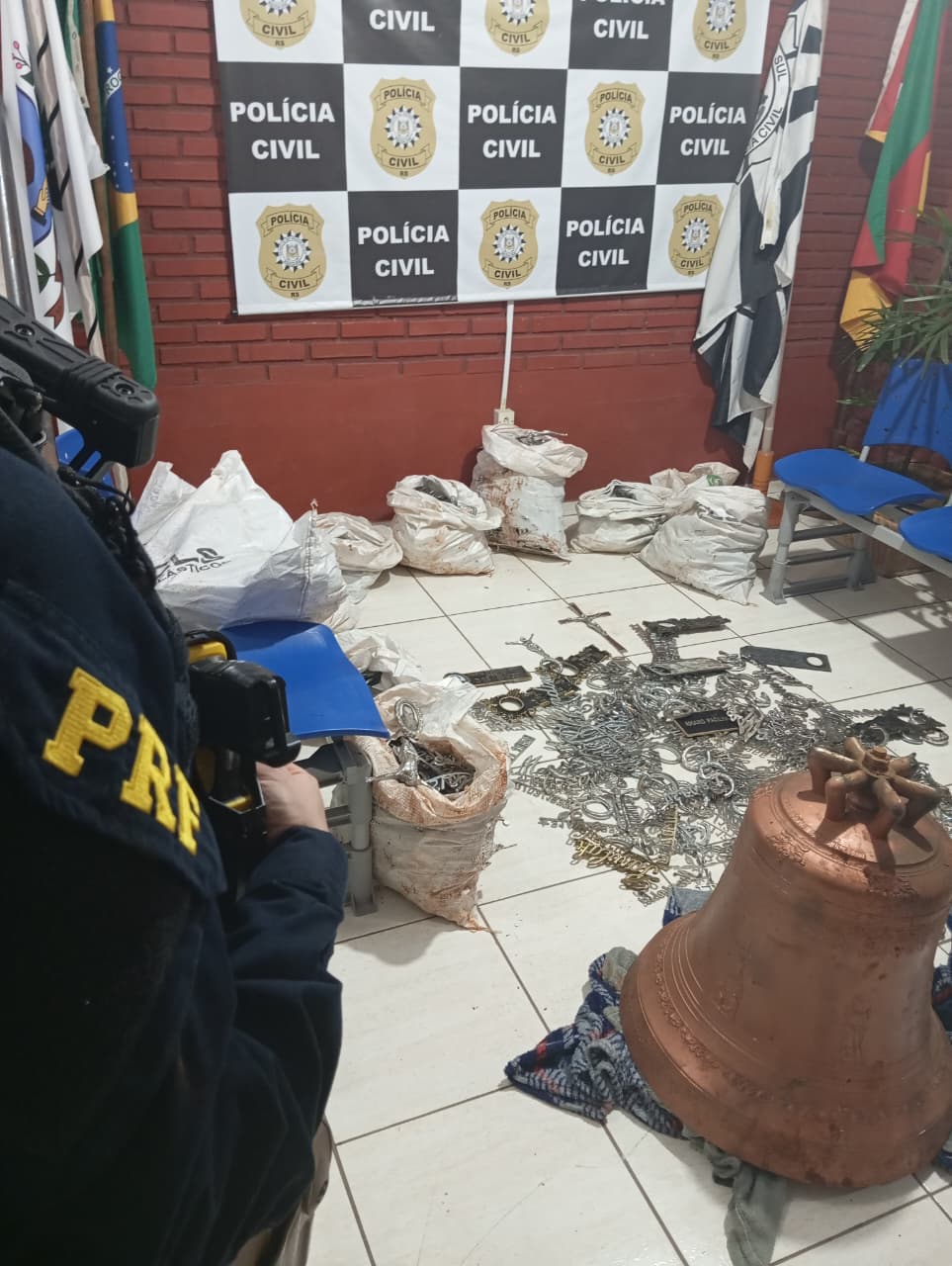 Ladrões de cemitérios são capturados na BR-386 com cruzes, placas de túmulos e objetos furtados