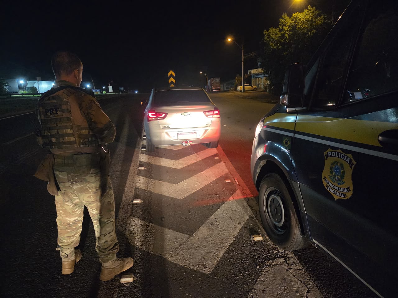 PRF recupera carro roubado à mão armada e prende suspeito com extensa ficha criminal na BR-386