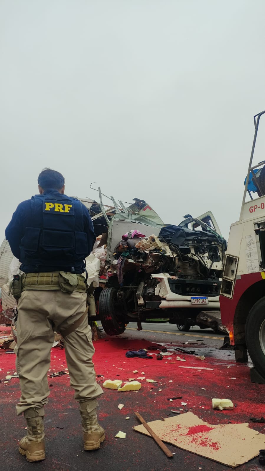 Colisão entre caminhão-baú e carreta deixa trânsito parcialmente restrito na BR-386
