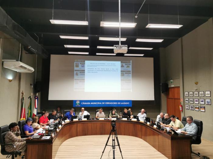Câmara de Lajeado aprova ampliação da vida útil do transporte escolar e vereadores cobram soluções para água, segurança, cheias e infraestrutura