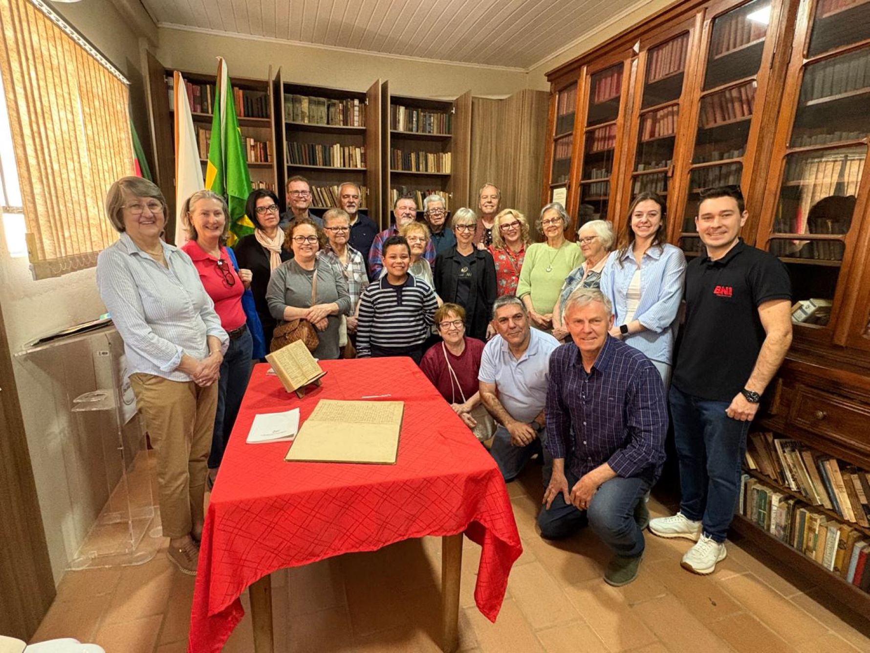Escritores da Alivat visitam biblioteca histórica de Linha Andreas/Venâncio Aires