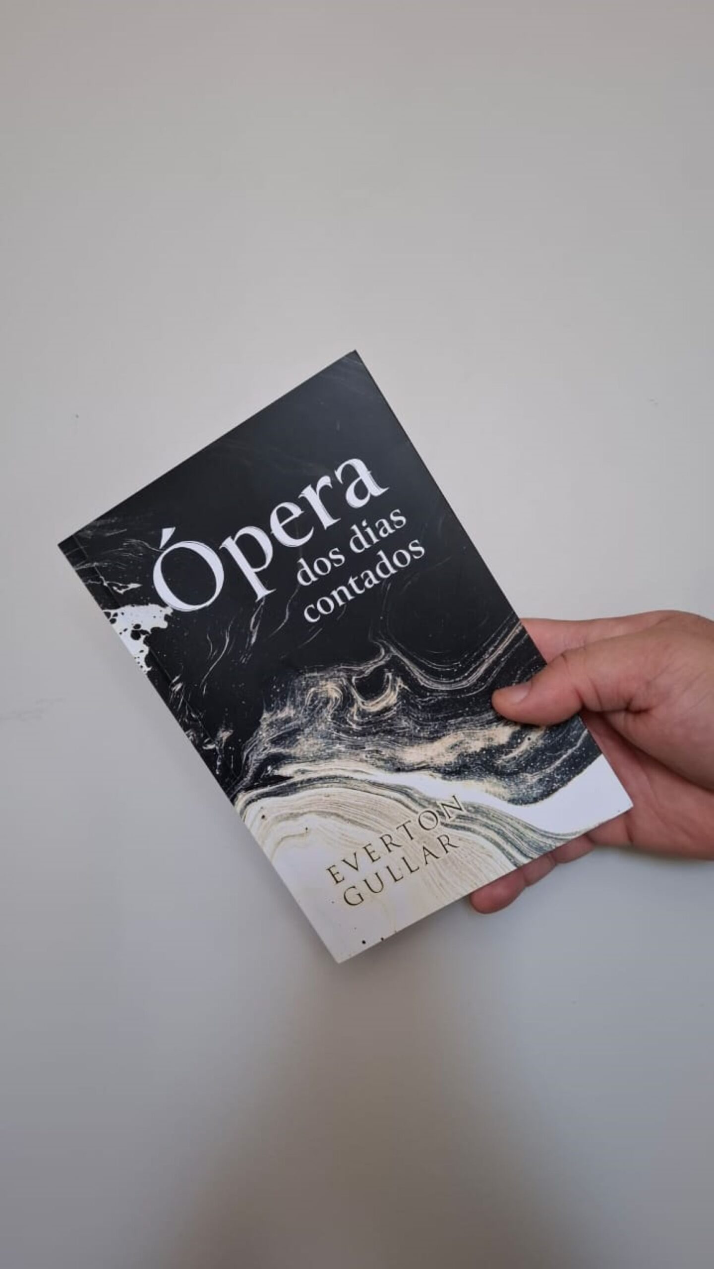 Escritor gaúcho lança livro inspirado no realismo fantástico