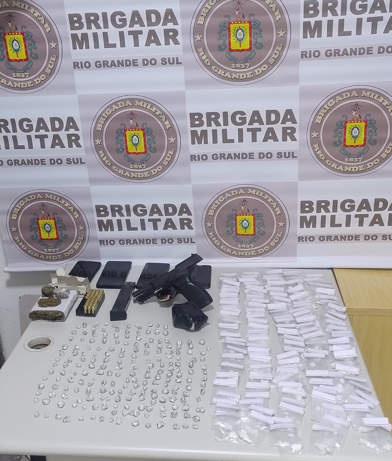 CERCO FECHADO: QUATRO SÃO PRESOS COM DROGAS E ARMA NA RS-287, EM TAQUARI