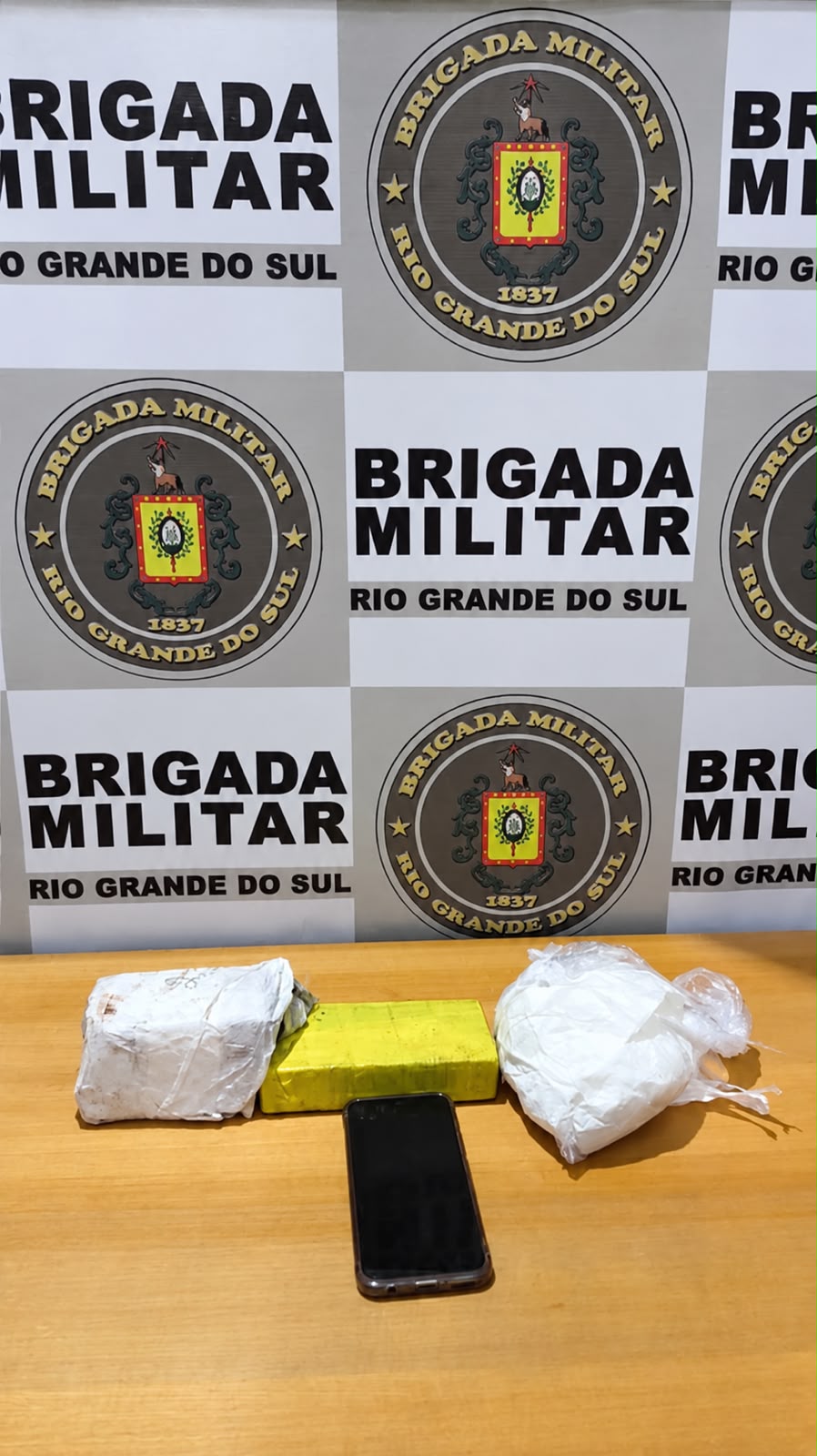 Casal é preso com 1,6 kg de drogas em Encantado