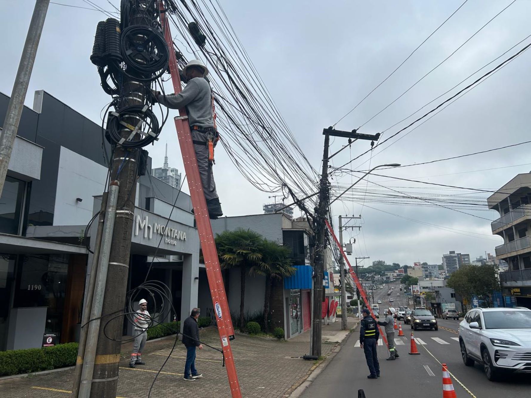 Lajeado retoma mutirões para retirar fios soltos e obsoletos